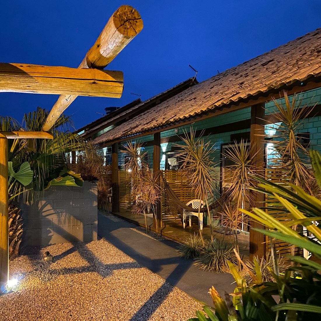 Fachada dos lofts à noite